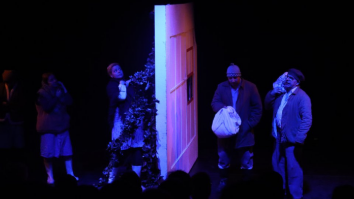 Titulky na web-FEDIM Štyria herci oddelení stenou