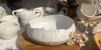 Keramické misky na stole.