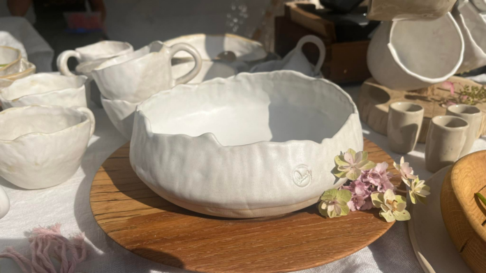 Keramické misky na stole.