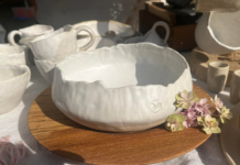 Keramické misky na stole