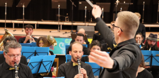 Dirigent diriguje dychovku