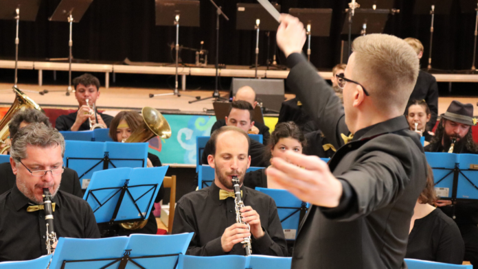 Dirigent diriguje dychovku