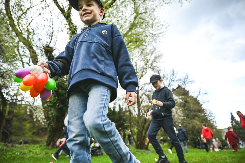 Chlapec hľadajúci vajíčka