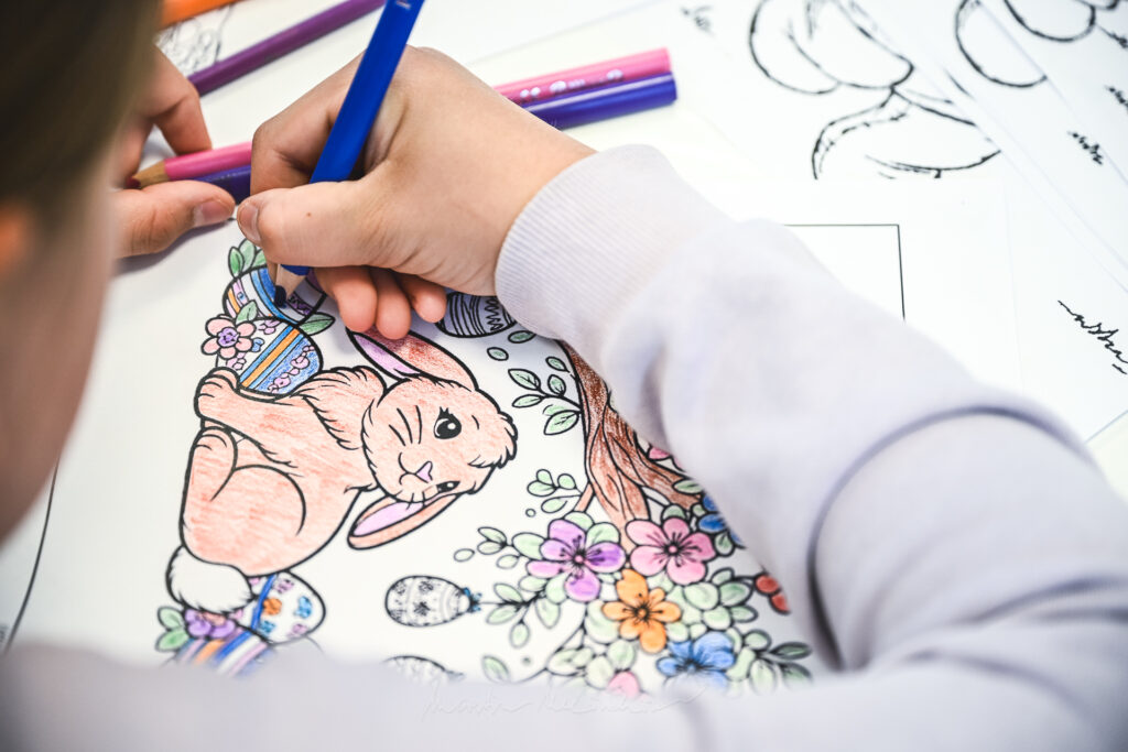 dieťa maľujúce zajaca