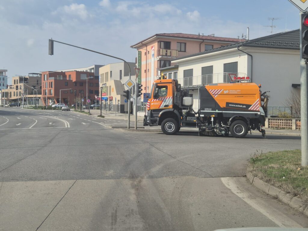 Župní cestári prechádzajú na jarný režim. Technika už čistí cesty v Malackách