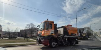 Župní cestári prechádzajú na jarný režim. Technika už čistí cesty v Malackách