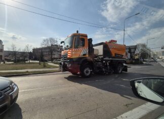 Župní cestári prechádzajú na jarný režim. Technika už čistí cesty v Malackách Župní cestári prechádzajú na jarný režim. Technika už čistí cesty v Malackách