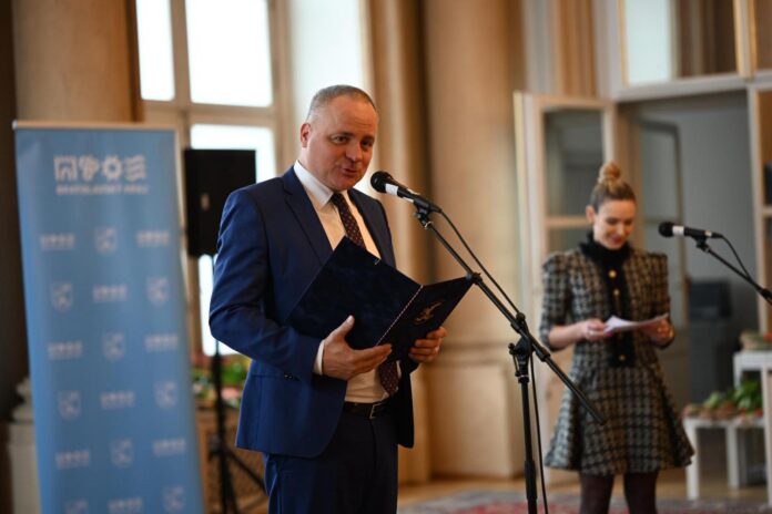 Bratislavský kraj ocenil výnimočných učiteľov. Juraj Droba po prvý raz udelil aj ocenenie Riaditeľ roka Bratislavský kraj ocenil výnimočných učiteľov. Juraj Droba po prvý raz udelil aj ocenenie Riaditeľ roka