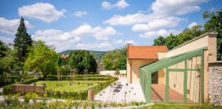 Pohľad na skleník a záhradu v kaštieli v Modre