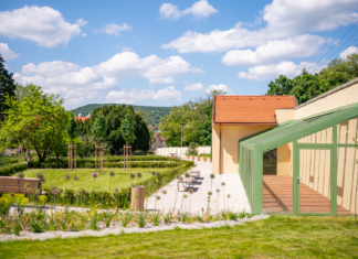 Záhrada kaštieľa v Modre sa prebúdza Pohľad na skleník a záhradu v kaštieli v Modre
