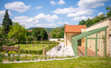 Pohľad na skleník a záhradu v kaštieli v Modre