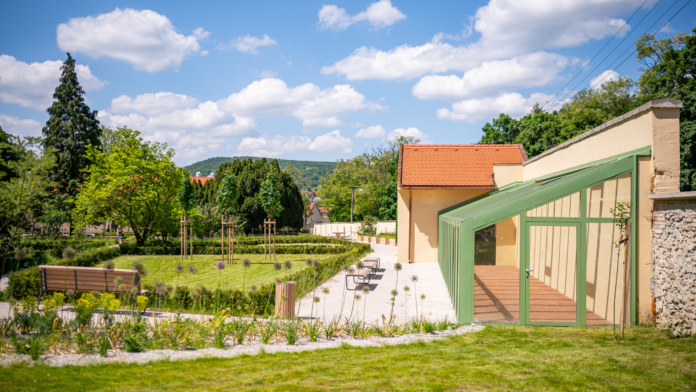 Pohľad na skleník a záhradu v kaštieli v Modre