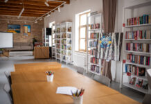 Chátrajúca budova v Dunajskej Lužnej našla opätovné využitie. Vznikla tu knižnica a živé komunitné centrum