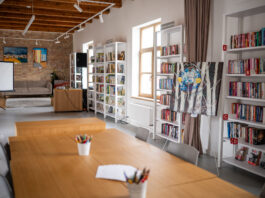 Chátrajúca budova v Dunajskej Lužnej našla opätovné využitie. Vznikla tu knižnica a živé komunitné centrum