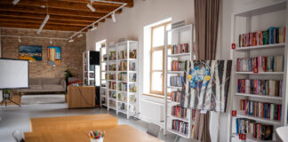 Chátrajúca budova v Dunajskej Lužnej našla opätovné využitie. Vznikla tu knižnica a živé komunitné centrum