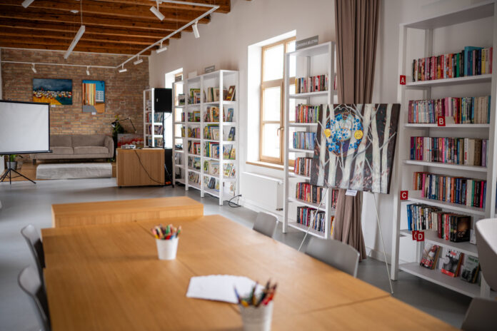 Chátrajúca budova v Dunajskej Lužnej našla opätovné využitie. Vznikla tu knižnica a živé komunitné centrum