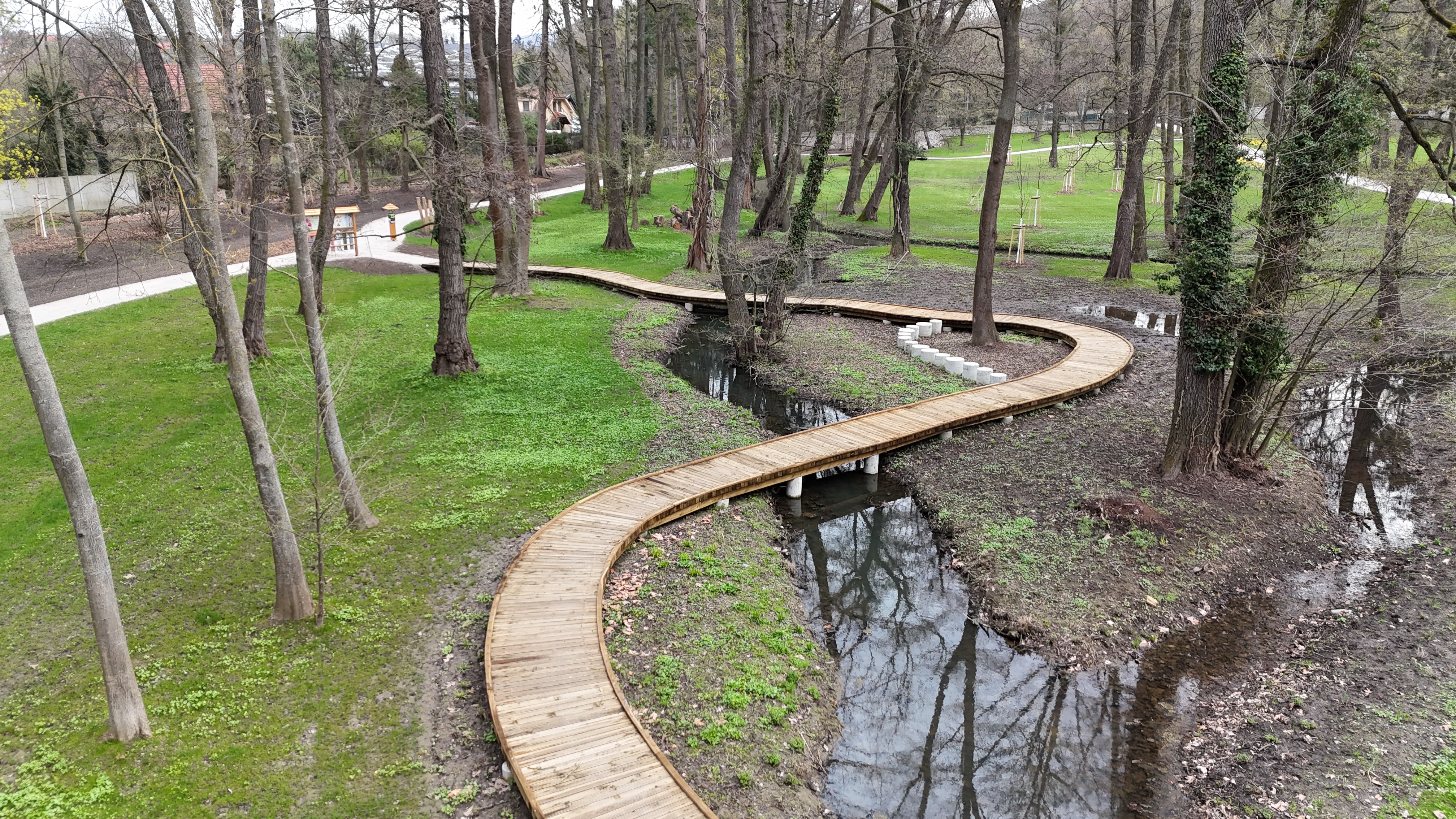 Park, ktorého história siaha do 18. storočia a je spätá s rodom Pálfiovcov, dlhé roky chátral. Dnes sa z niekdajšieho zanedbaného areálu stáva bezpečné miesto pre oddych, kultúru a komunitný život.