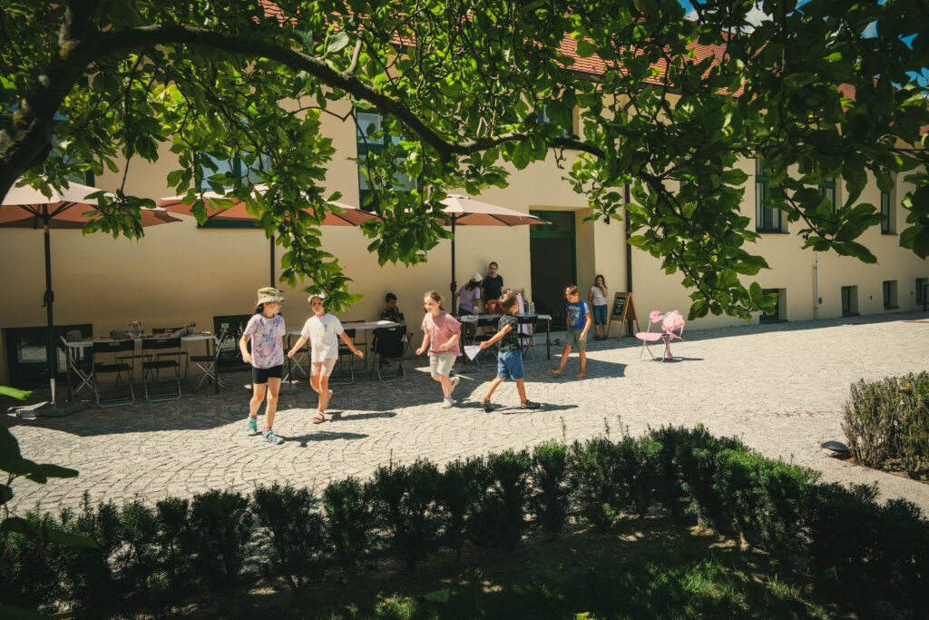 Deti hrajúce sa v záhrade kaštieľa v Modre