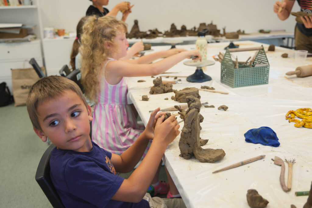 deti modelujúce z z hliny