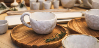 Keramická šálka na drevenej podšálke