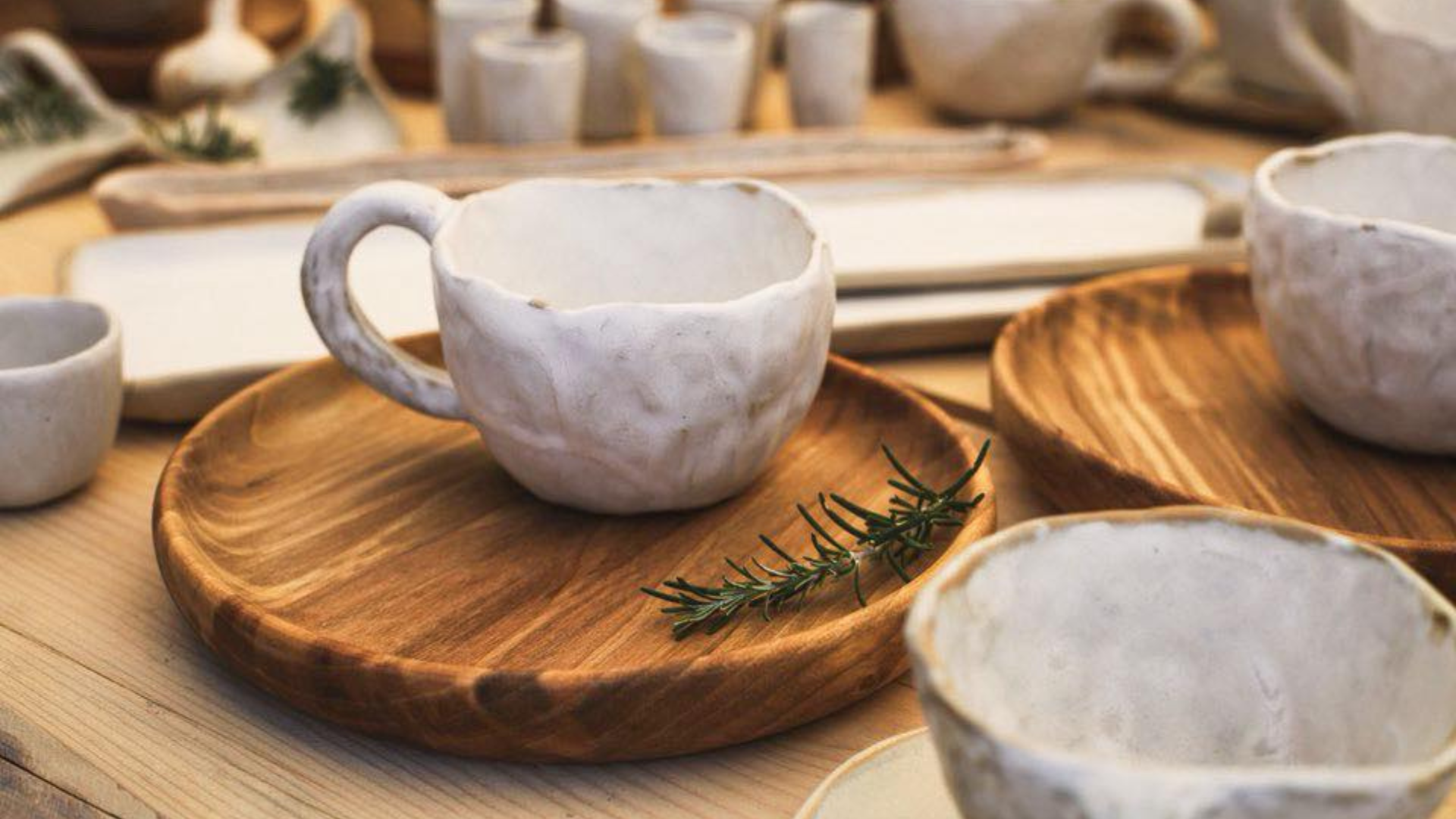Keramická šálka na drevenej podšálke