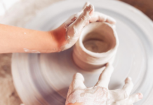 Umenia a víno: program v druhý aprílový týždeň v kaštieli Modra Ruky modelujúce z hliny hrnček.