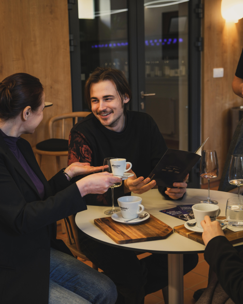 Muž a žena rozprávajúci sa pri káve