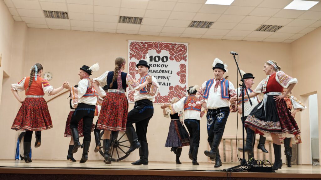 100 rokov folklórnej tradície v Čataji