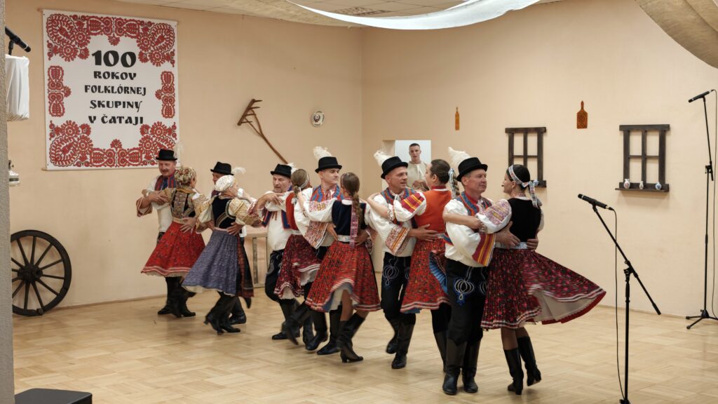 100 rokov folklórnej tradície v Čataji