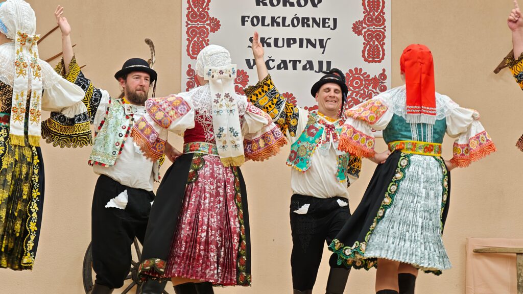 100 rokov folklórnej tradície v Čataji