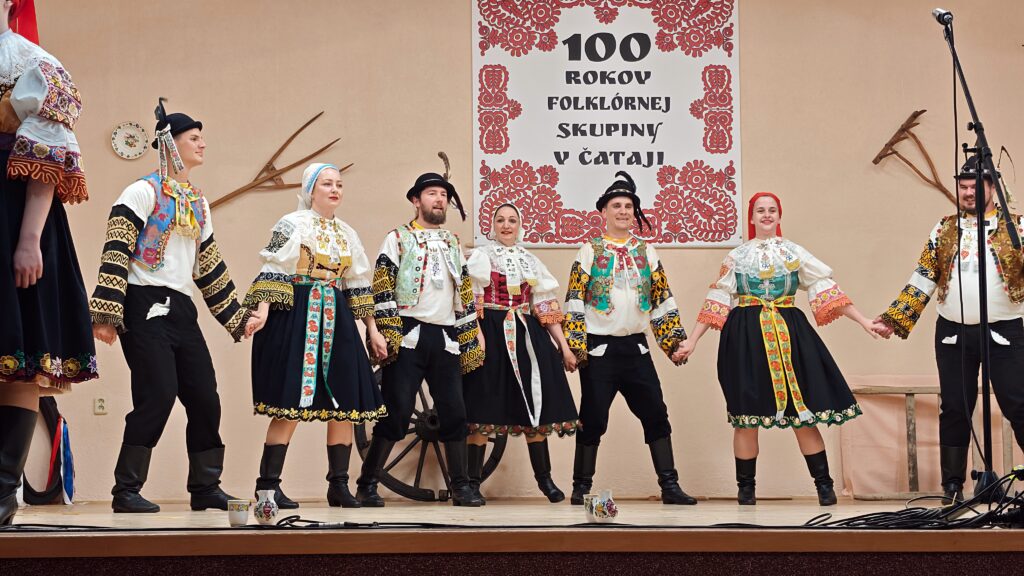 100 rokov folklórnej tradície v Čataji
