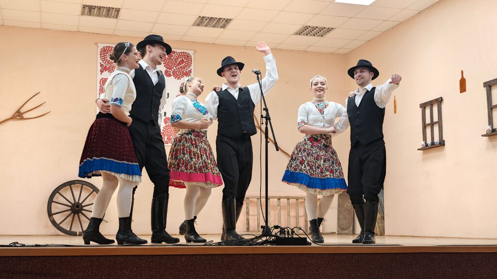 100 rokov folklórnej tradície v Čataji