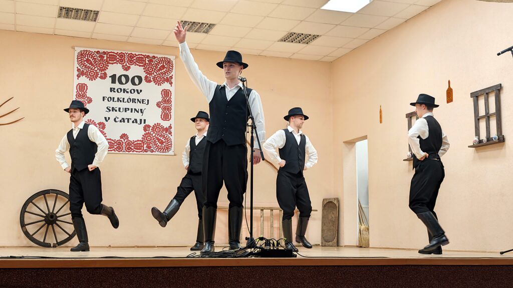 100 rokov folklórnej tradície v Čataji