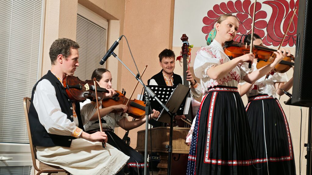 100 rokov folklórnej tradície v Čataji
