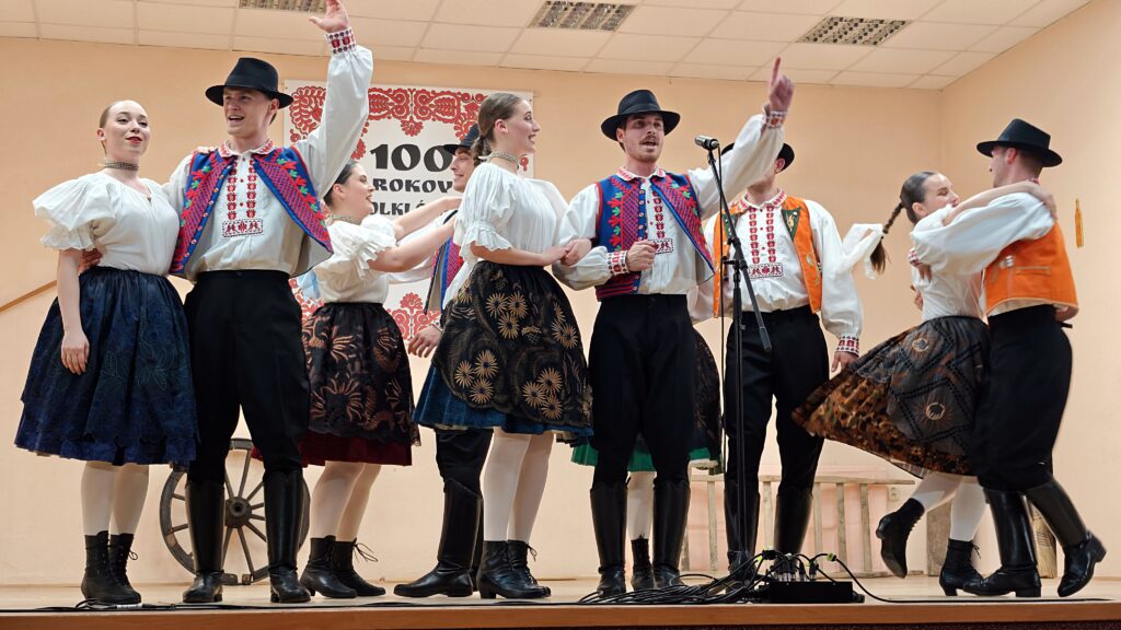 100 rokov folklórnej tradície v Čataji