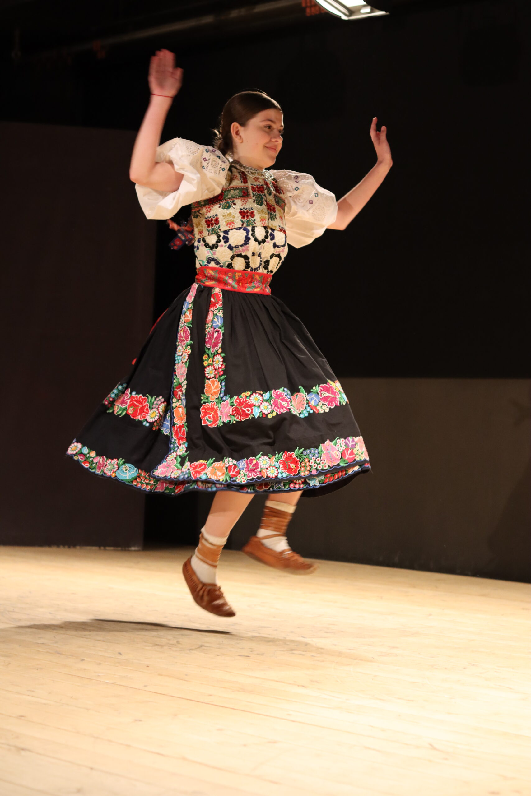 Tancujúca žena v kroji
