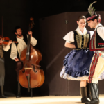 Šaffova ostroha 2026. Žena a muž v krojoch tancujú.