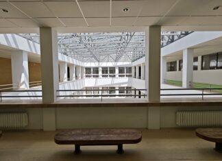 Bratislavský kraj dokončuje ďalšiu etapu modernizácie polygrafickej školy. Pribudlo átrium aj bezbariérový prístup