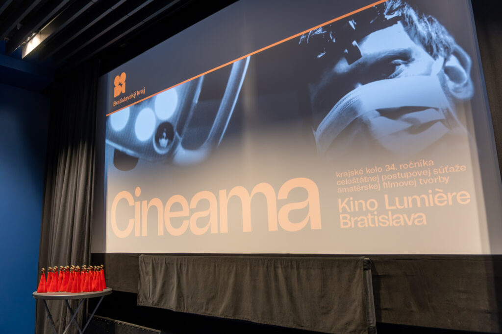 Záber na plátno v kine s nápisom Cineama 2026