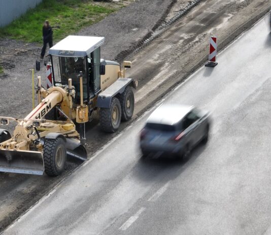Ďalšia komunikácia v Bratislavskom kraji dostane nový povrch. Modernou obnovou prejde cesta pri Kráľovej pri Senci Recyklácia za studena
