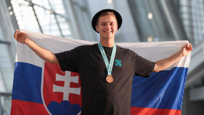Žiak gymnázia v pôsobnosti Bratislavského samosprávneho kraja Jozef Steinhübl dosiahol výrazný medzinárodný úspech