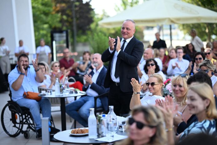 Tí, ktorí každý deň pomáhajú druhým, dostali ocenenie. BSK vyzdvihol prácu zamestnancov sociálnych služieb aj dobrovoľníkov