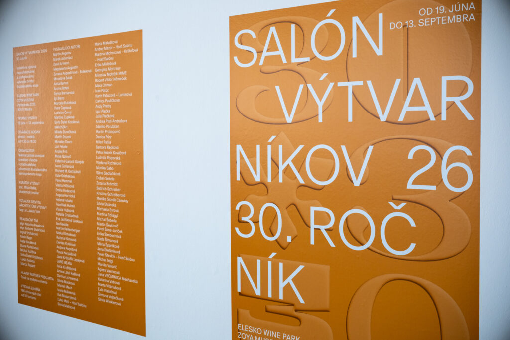Oranžový plagát s bielym textom Salón výtvraníkov