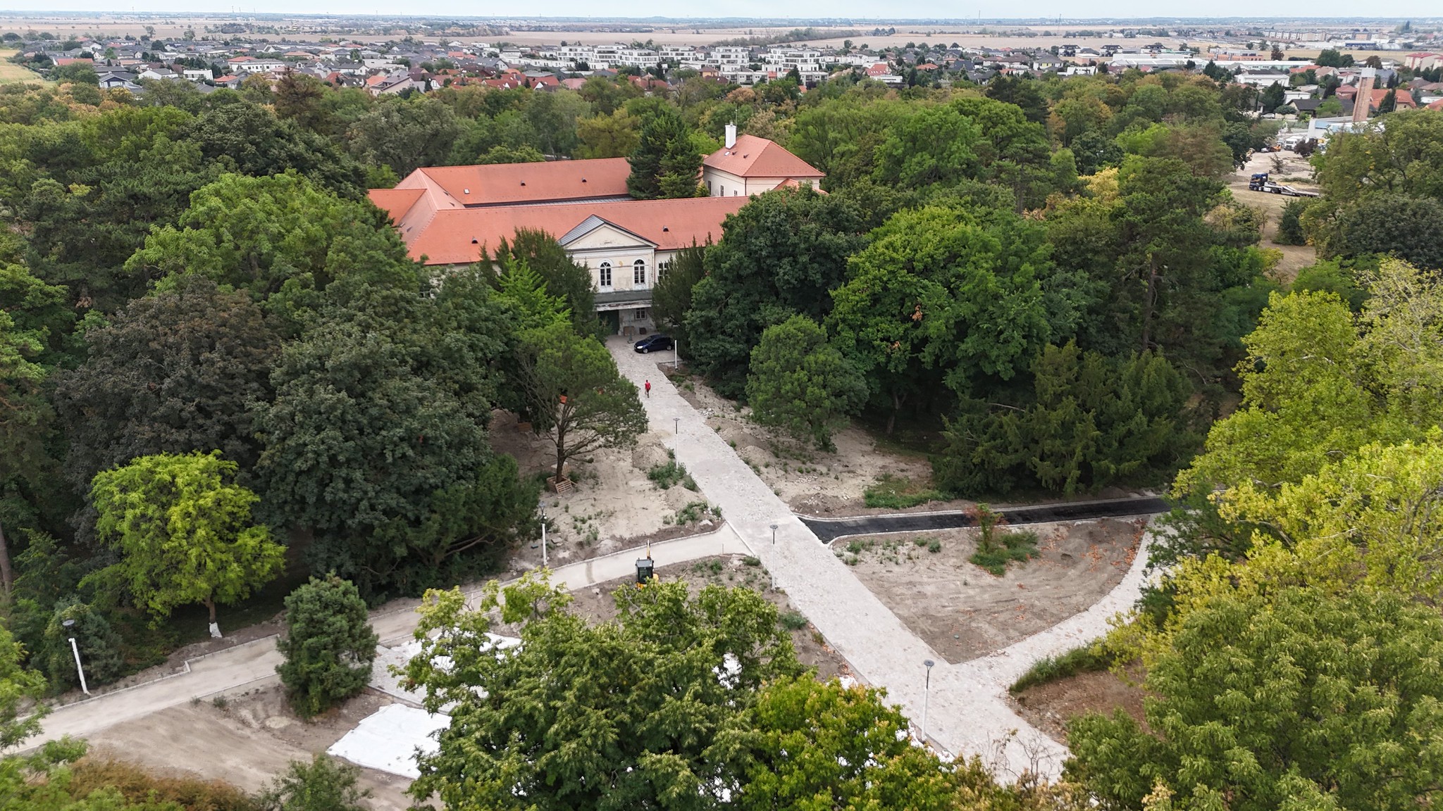 Záber na kaštieľ a priľahlý historický park.