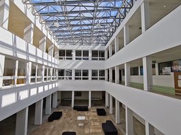 Bratislavský kraj dokončil modernizáciu polygrafickej školy. Pribudlo átrium, bezbariérový prístup aj úspornejšie riešenia