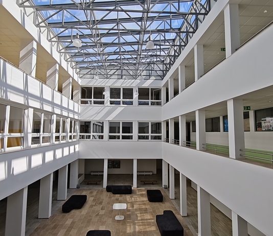 Bratislavský kraj dokončil modernizáciu polygrafickej školy. Pribudlo átrium, bezbariérový prístup aj úspornejšie riešenia