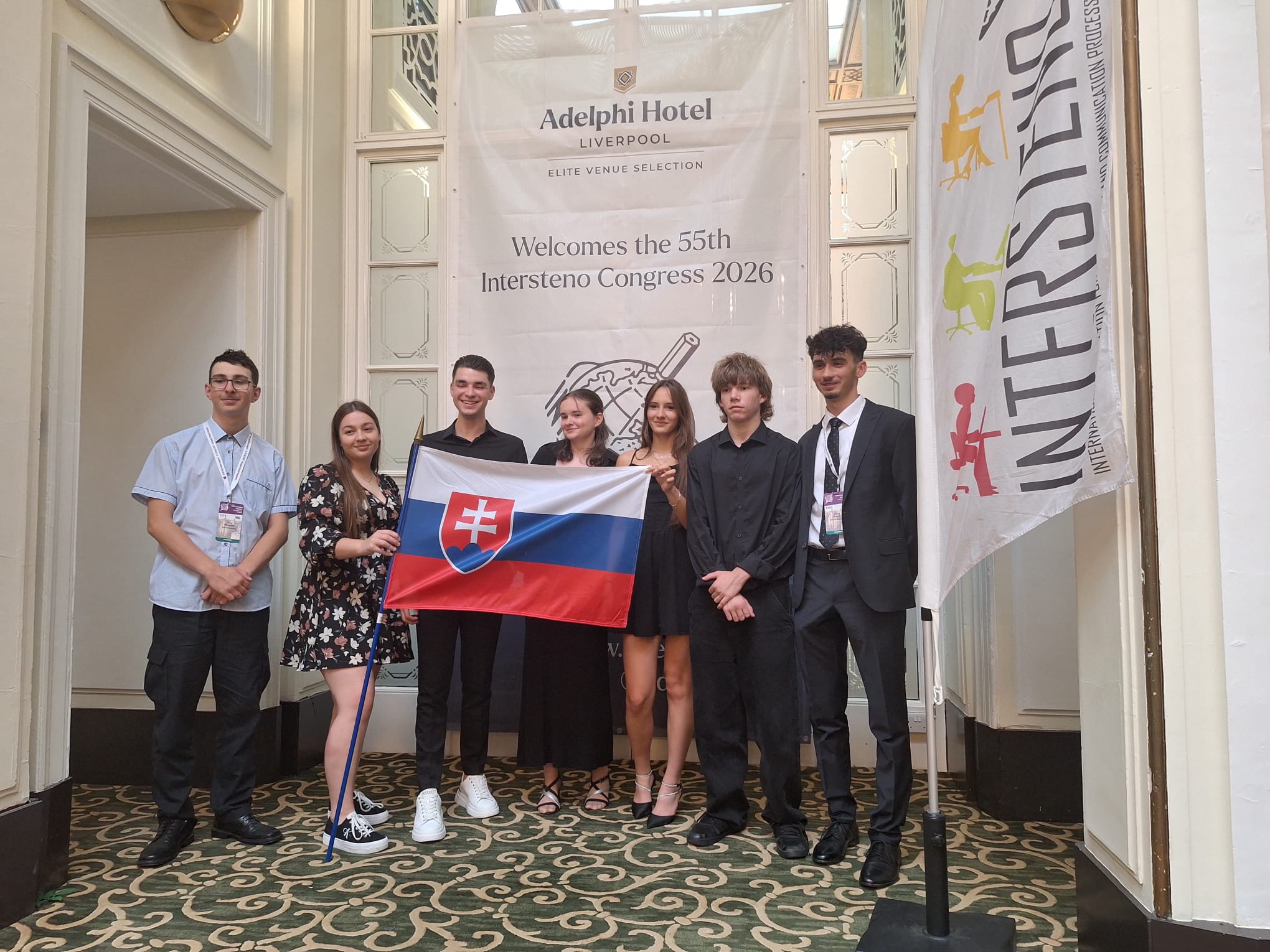 Študenti so slovenskou vlajkou na podujatí.